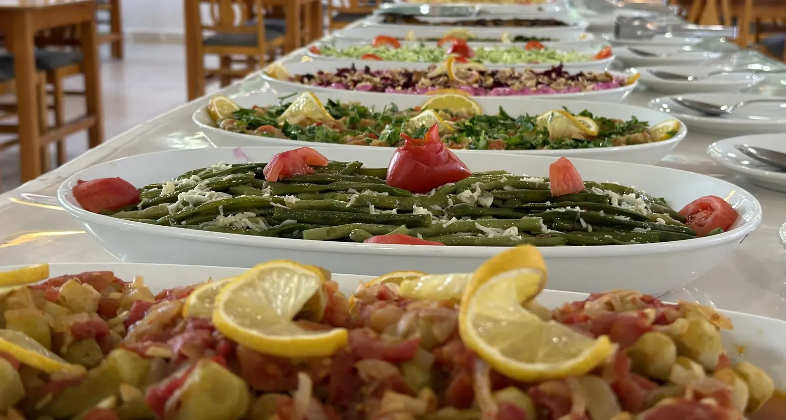 Adrasan Yazıcı Otel restoranında açık büfe yemek